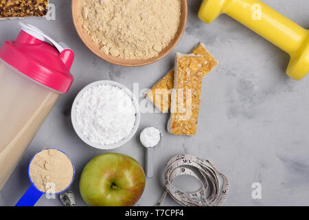 Healthly fitness nutrition protéine créatine avec apple et snack-bars du grain mise à plat Banque D'Images