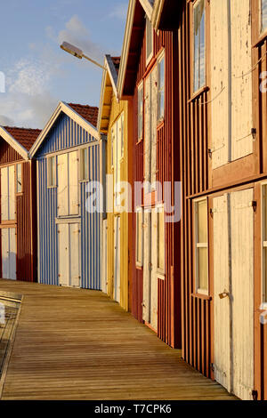 Le bois peint de couleurs vives bateau de pêche traditionnel abris / cabines de Smogen sur la côte dans Vastra Sweden SWEDEN Sweden Banque D'Images