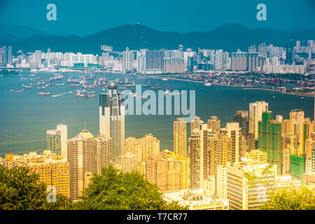 Hong Kong Skyline View From park de Victoria Peak. Les districts de Kowloon et Victoria Harbour sont visibles dans la distance. Banque D'Images
