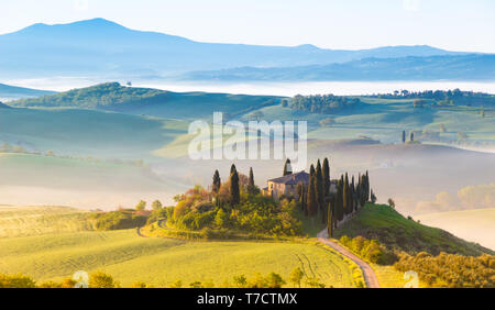 Sienne, Italie - 02 mai 2019 : un paysage emblématique dans Orcia, Toscane, au printemps au lever du soleil. Banque D'Images