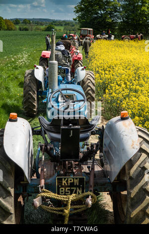 Vintage tourner le tracteur de Ightham Mote, National Trust, Kent, champ de colza jaune Banque D'Images