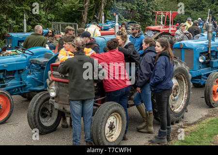 Vintage tourner le tracteur de Ightham Mote, National Trust, Kent, les jeunes agriculteurs, les spectateurs Banque D'Images