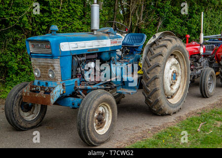 Vintage tourner le tracteur de Ightham Mote, National Trust, Kent, Ford 5000 Banque D'Images