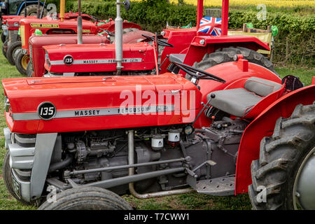 Vintage tourner le tracteur de Ightham Mote, National Trust, Kent, MF 135 Banque D'Images