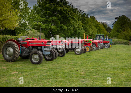 Vintage tourner le tracteur de Ightham Mote, National Trust, Kent, MF135 Banque D'Images