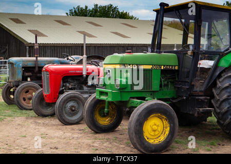 Vintage tourner le tracteur de Ightham Mote, National Trust, Kent,Fordson Major, Banque D'Images