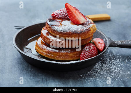 Crêpes aux fruits rouges frais brunch Banque D'Images