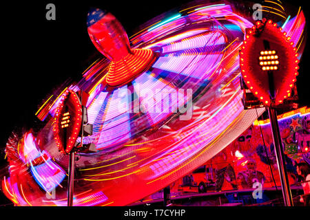 Nuit manèges forains au Great Dorset Steam Fair. Banque D'Images