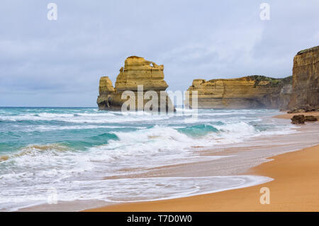 Un énorme bloc de calcaire en mer et falaises d'une hauteur de 70 mètres au Gibson étapes le long de la Great Ocean Road à proximité de la douze apôtres - Port Campbell, Vi Banque D'Images