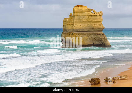 Un énorme bloc de calcaire offshore à la Gibson Étapes beach le long de la Great Ocean Road à proximité de la douze apôtres - Port Campbell, Victoria, Austral Banque D'Images