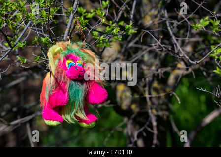 Ancien jouet en peluche pour enfants abandonnés s'interrompt sur le tree fermer Banque D'Images