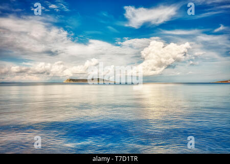 Beau paysage d'une île, calme bleu de la mer et des nuages. Banque D'Images