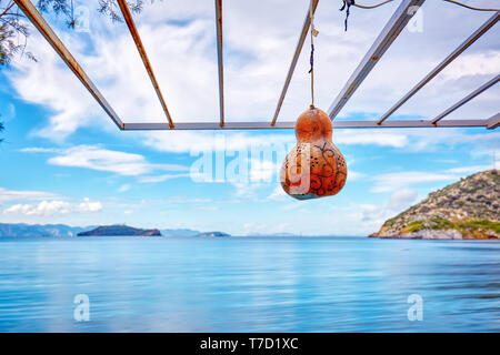 Calabash gourd lanterne décorative contre la mer et le fond de ciel à gumusluk, Bodrum, Turquie. Banque D'Images