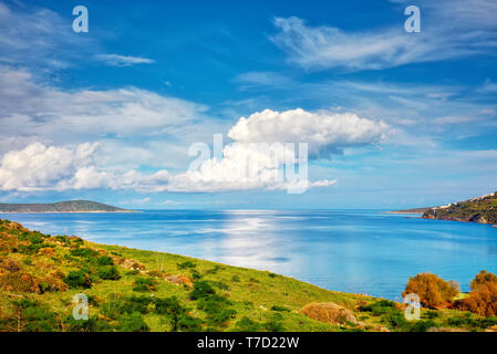 Belle mer calme, meadow field, nuages, ciel et paysage de l'île un lieu de vacances dans Cukurbuk bay, Bodrum, Mugla, Turquie Banque D'Images