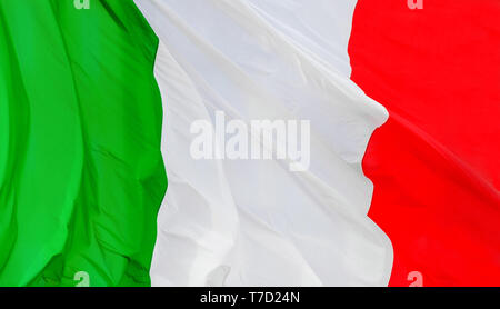 'Tricolor' (trois couleurs) Drapeau national italien voltigeant dans le vent en arrière-plan Banque D'Images