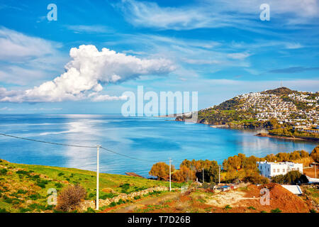 À partir de la vue ci-dessus d'Cukurbuk bay, mer turquoise, les nuages, la montagne et villes de Gumusluk Bodrum, Mugla, Turquie). Banque D'Images
