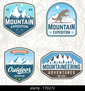 Jeu de patches expédition en montagne. Vecteur. Concept pour alpine club shirt ou d'un insigne, d'impression, de timbres ou de pièce en t. Typographie vintage design avec la montagne et les alpinistes silhouette. Emblèmes de l'aventure de plein air Illustration de Vecteur