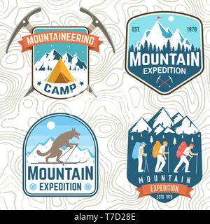 Jeu de patches expédition en montagne. Vecteur. Concept pour alpine club shirt ou d'un insigne, d'impression, de timbres ou de pièce en t. Typographie vintage design avec la montagne et les alpinistes silhouette. Emblèmes de l'aventure de plein air Illustration de Vecteur