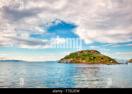 Touristic rabbit island, mer calme, Ciel et nuages à Bodrum, Mugla, Turquie, Gumusluk Banque D'Images