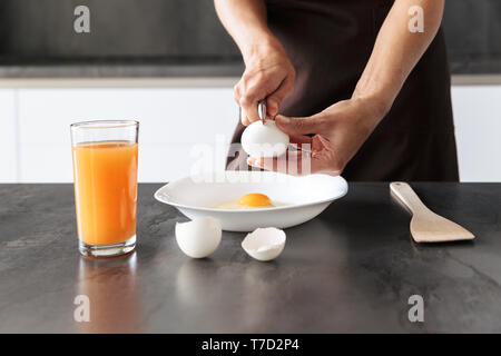 Close up of a healthy woman wearing apron faire la cuisine à l'omelette Banque D'Images