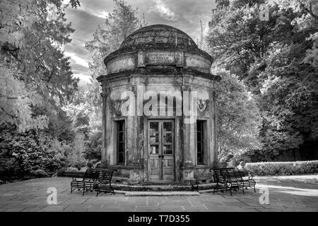 Image infrarouge du Temple (utilisé pour les mariages) dans Larmer Tree Gardens, Wiltshire, UK Banque D'Images