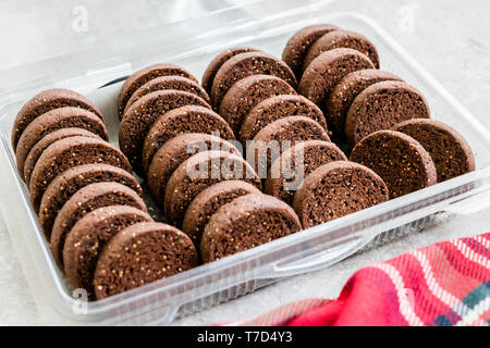 Les graines de pavot Cookies au cacao Chocolat en tasse en plastique Package / Conteneur. L'alimentation biologique. Banque D'Images