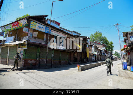 Paramilitaires indiennes homme vu patrouillant à l'extérieur d'un bureau de vote au cours de la dernière phase des élections parlementaires en Pulwama au sud de Srinagar. Sur la dernière phase de l'Inde de se présenter aux élections parlementaires, les Indiens sont allés aux urnes pour voter au milieu d'arrêt complet et internet gag. Banque D'Images