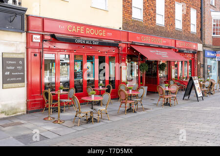 Café Rouge restaurant avec tables et chaises vides sur la chaussée Banque D'Images