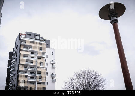 Issy les Moulineaux, près de Paris, France - 24 janvier 2018 : des détails architecturaux d'un bâtiment moderne récemment construit dans la banlieue de Paris sur un winte Banque D'Images