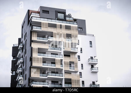 Issy les Moulineaux, près de Paris, France - 24 janvier 2018 : des détails architecturaux d'un bâtiment moderne récemment construit dans la banlieue de Paris sur un winte Banque D'Images