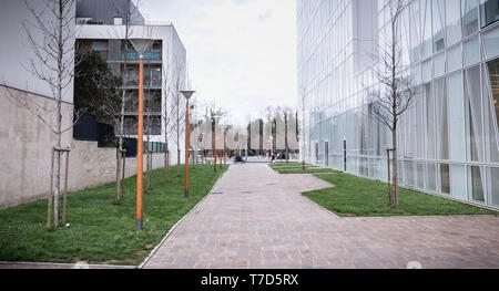 Issy les Moulineaux, près de Paris, France - 24 janvier 2018 : des détails architecturaux d'un bâtiment moderne récemment construit dans la banlieue de Paris sur un winte Banque D'Images