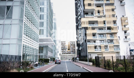 Issy les Moulineaux, près de Paris, France - 24 janvier 2018 : des détails architecturaux d'un bâtiment moderne récemment construit dans la banlieue de Paris sur un winte Banque D'Images