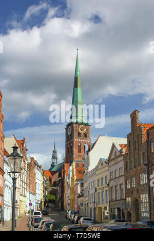 La Jakobikirche gothique brique / St Jakobi église et rue avec les maisons historiques à la ville hanséatique de Lübeck, Schleswig-Holstein, Allemagne Banque D'Images