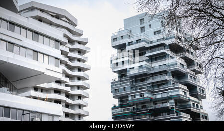 Issy les Moulineaux, près de Paris, France - 24 janvier 2018 : des détails architecturaux d'un bâtiment moderne récemment construit dans la banlieue de Paris sur un winte Banque D'Images