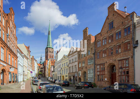 La Jakobikirche gothique brique / St Jakobi église et rue avec les maisons historiques à la ville hanséatique de Lübeck, Schleswig-Holstein, Allemagne Banque D'Images