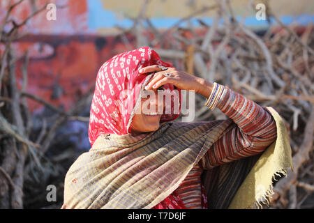 Inde - Portrait de femme à la recherche autour de Banque D'Images