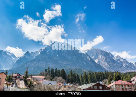 Vues des maisons roumaines en face de chaîne des Carpates du Parc Naturel Bucegi, Roumanie Banque D'Images