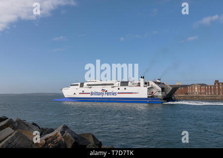 Chat rapide Normandie Express Brittany Ferries car ferry quittant le port de Portsmouth. Banque D'Images