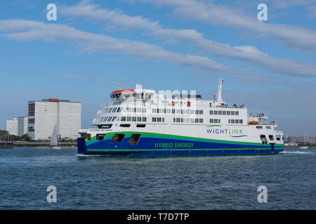 Wightlinks nouveau navire de l'énergie hybride de Victoria Wight de quitter le port de Portsmouth. Banque D'Images