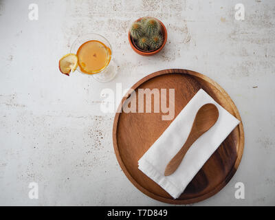 De plastique et eco friendly bamboo couverts et la plaque sur une table blanche Banque D'Images