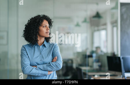 L'accent young businesswoman Standing alone in an office Banque D'Images
