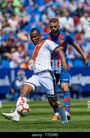 VALENCIA, Espagne - 04 MAI : Agbo (L) de Rayo Vallecano de Madridcompetes pour le bal avec Borja Mayoral de Levante UD au cours de la correspondance entre la Liga Levante UD et Rayo Vallecano de Madrid à Ciutat de Valencia le 4 mai 2019 à Valence, en Espagne. (Photo de David Aliaga/MO Media) Banque D'Images