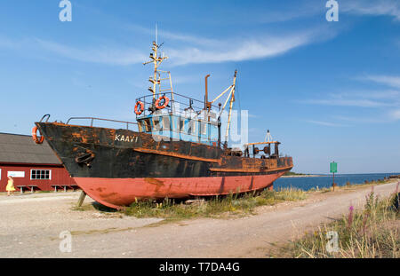 Tallinn/Estonie,Kalana-17oct 2018 : petit port de pêche pittoresque de l'île d'Hiiumaa Kalana en Estonie, journée d'été. Focus sur l'ancien bateau de pêche de métal sur lan à sec Banque D'Images