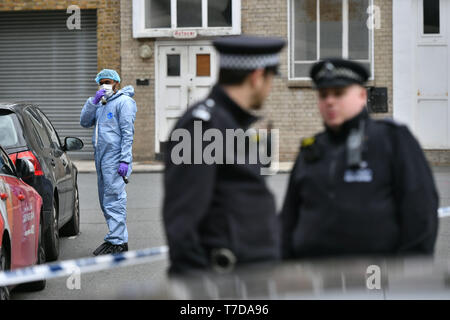 Les enquêteurs judiciaires sur les lieux, dans le sud-est de Londres où un homme de 18 ans a été poignardé à mort dans la nuit de dimanche. Banque D'Images