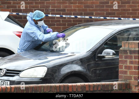 Les enquêteurs judiciaires sur les lieux, dans le sud-est de Londres où un homme de 18 ans a été poignardé à mort dans la nuit de dimanche. Banque D'Images