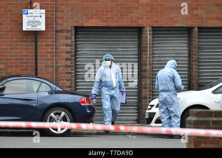 Les enquêteurs judiciaires sur les lieux, dans le sud-est de Londres où un homme de 18 ans a été poignardé à mort dans la nuit de dimanche. Banque D'Images