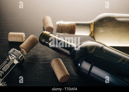 Des bouteilles de vin et tire-bouchon sur fond de bois Banque D'Images