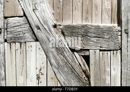 Faisceau de bois gris à une porte en bois, Bremen, Germany, Europe Banque D'Images