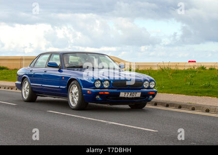 Jaguar XJ XV8 Sport V8 Auto des années 1999 au salon automobile de printemps de Cleveleys à Jubilee Gardens. Un nouvel emplacement pour les voitures classiques, vétéran, objets de collection rétro, restaurés, chéris vieux temps, Evénements patrimoniaux, vintage, exposition de véhicules automobiles de luxe par Blackpool Vehicle Preservation Group (BVPG). Banque D'Images