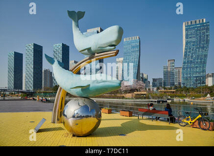 Les chiffres des baleines dans Central Park de Songdo quartier international des affaires avec des gratte-ciel de l'arrière, Incheon, Corée du Sud Banque D'Images